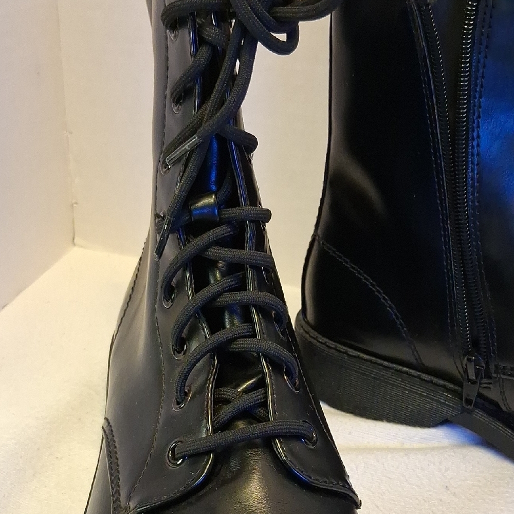 Time and Tru Black Lug Sole Boots Womens - Picture 5 of 10